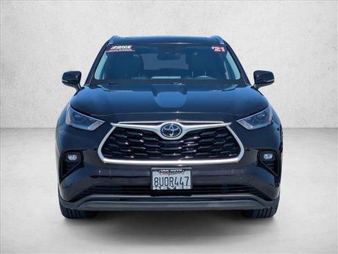 Used 2021 Toyota Highlander XLE FWD image 2