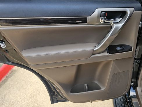 Used 2019 Lexus GX 460 w/ Navigation Package image 24