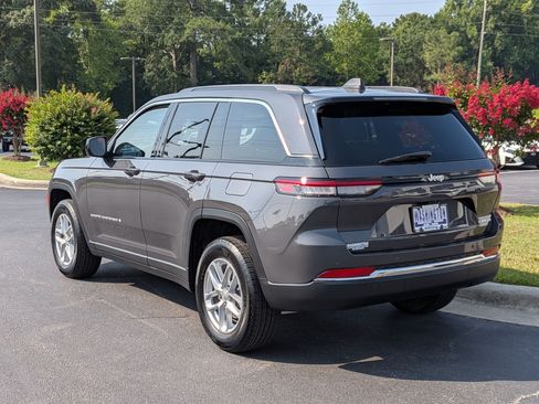 Used 2025 Jeep Grand Cherokee Laredo RWD image 7