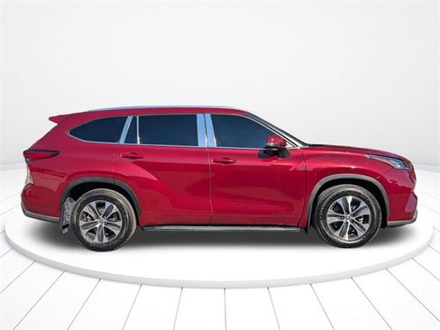 Used 2020 Toyota Highlander XLE image 3