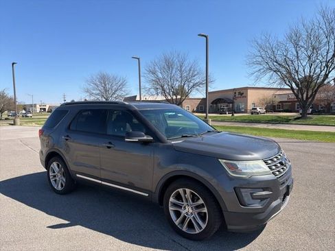 Used 2017 Ford Explorer XLT w/ Equipment Group 202A image 1