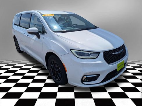 Used 2023 Chrysler Pacifica Touring-L FWD image 6