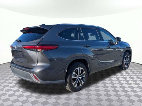 Used 2021 Toyota Highlander XLE FWD image 3