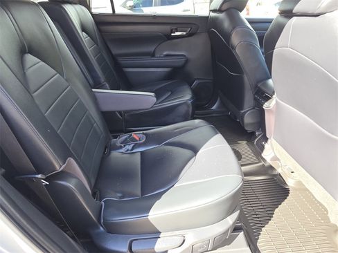 Used 2023 Toyota Highlander XLE image 17