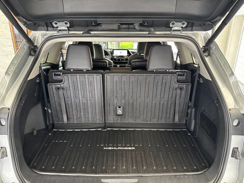 Used 2025 Toyota Highlander XLE AWD/4WD image 11
