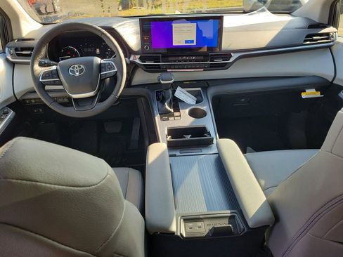 New 2026 Toyota Sienna XLE image 12