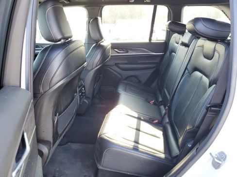 Used 2024 Jeep Grand Cherokee Limited image 31