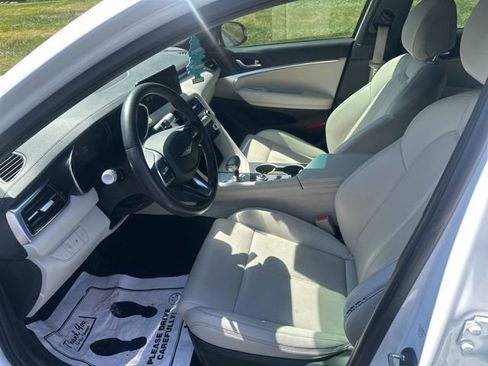 Used 2025 Genesis G70 2.5T RWD image 13