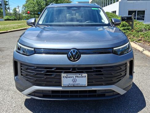 Used 2025 Volkswagen Tiguan SE w/ Panoramic Sunroof Package AWD/4WD image 2