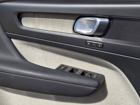 Used 2019 Volvo XC40 T4 Inscription image 33