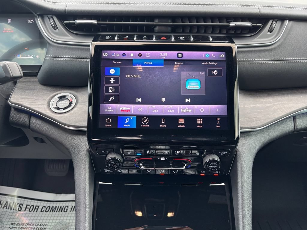 Used 2024 Jeep Grand Cherokee Overland w/ Luxury Tech Group IV AWD/4WD image 18