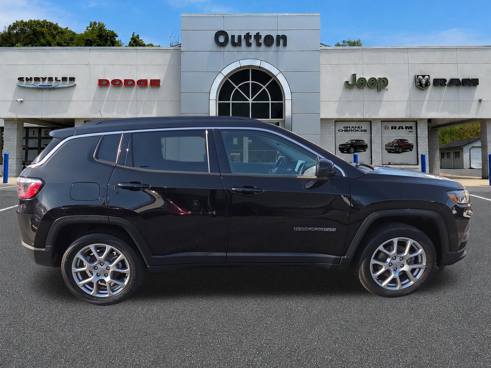 Certified 2022 Jeep Compass Latitude AWD/4WD image 2