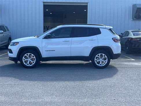 Used 2024 Jeep Compass Latitude image 2