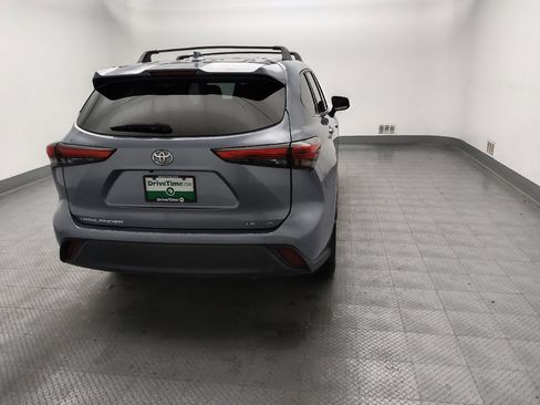 Used 2021 Toyota Highlander LE AWD/4WD image 7