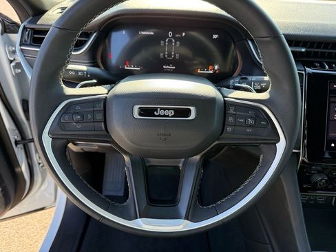 Used 2024 Jeep Grand Cherokee L Laredo image 20