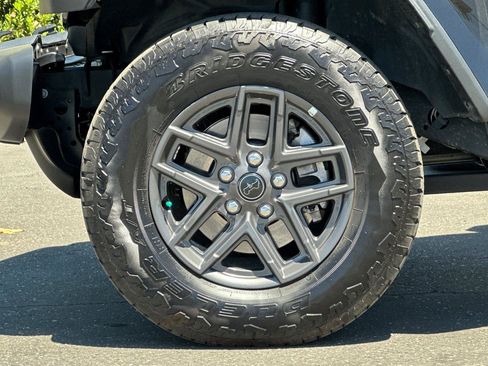 Certified 2025 Jeep Gladiator Sport AWD/4WD image 24