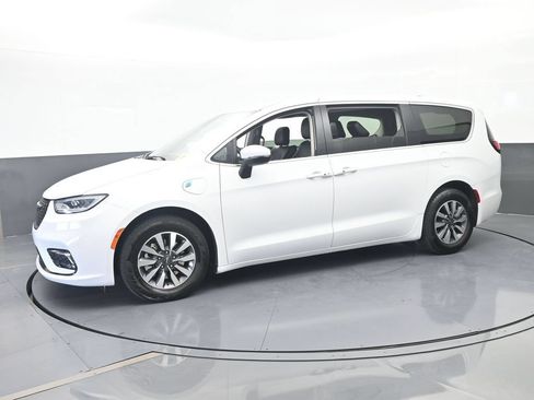Used 2023 Chrysler Pacifica Touring-L FWD image 2