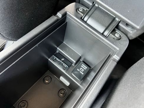 Used 2018 Mitsubishi Outlander SE image 32