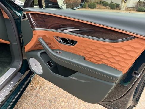 Used 2025 Bentley Flying Spur Plug-In Hybrid image 22