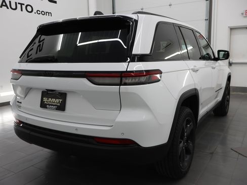 Used 2023 Jeep Grand Cherokee Altitude AWD/4WD image 4