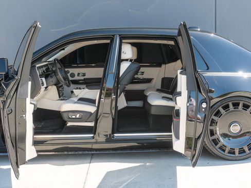 Used 2024 Rolls-Royce Phantom Sedan w/ The Phantom Package RWD image 9