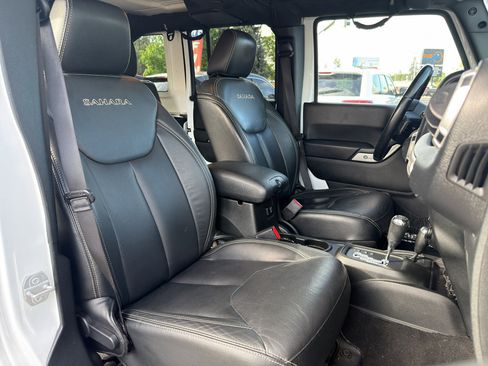 Used 2017 Jeep Wrangler Unlimited Sahara w/ Dual Top Group AWD/4WD image 18