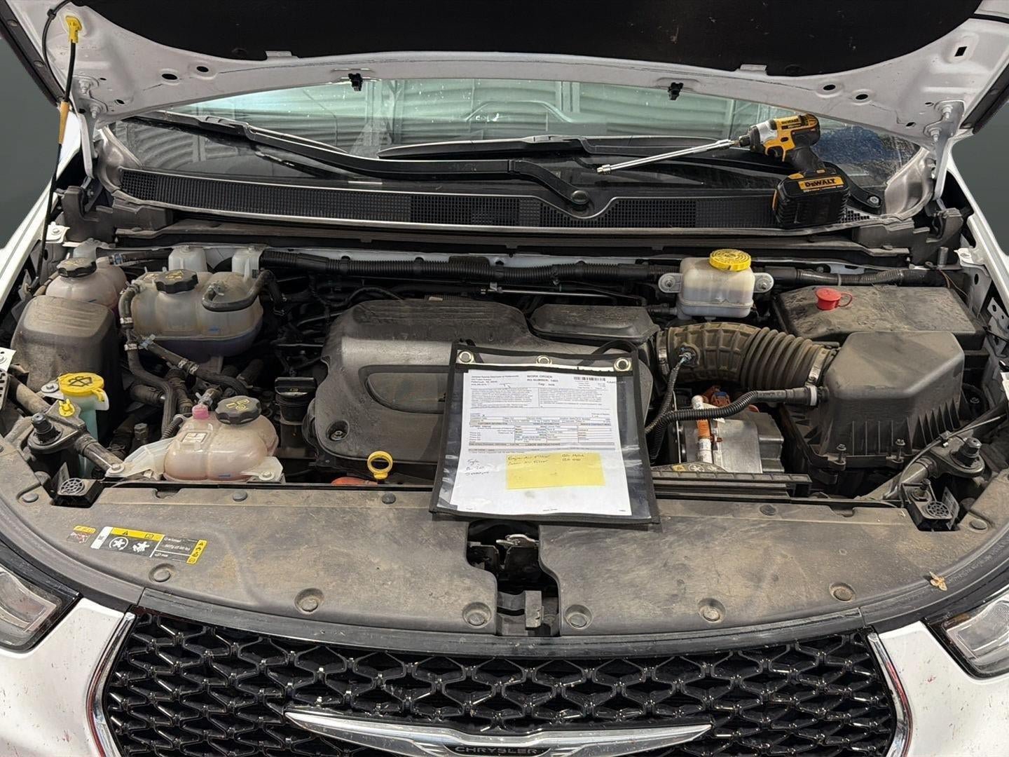 Used 2024 Chrysler Pacifica Limited FWD image 33