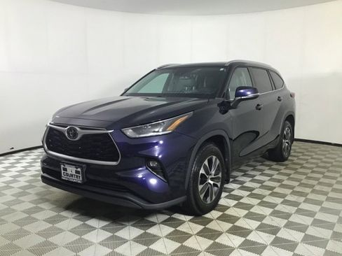 Certified 2021 Toyota Highlander XLE image 3