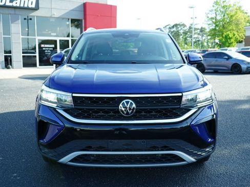 Used 2024 Volkswagen Taos SE FWD image 2