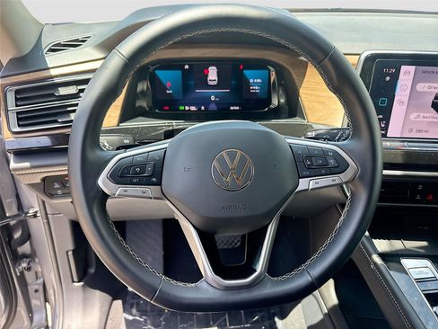 Used 2025 Volkswagen Atlas SE FWD image 11