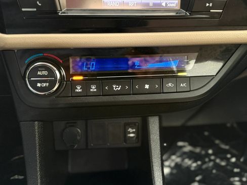 Used 2015 Toyota Corolla LE FWD image 30