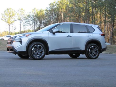 Used 2024 Nissan Rogue SV FWD image 3