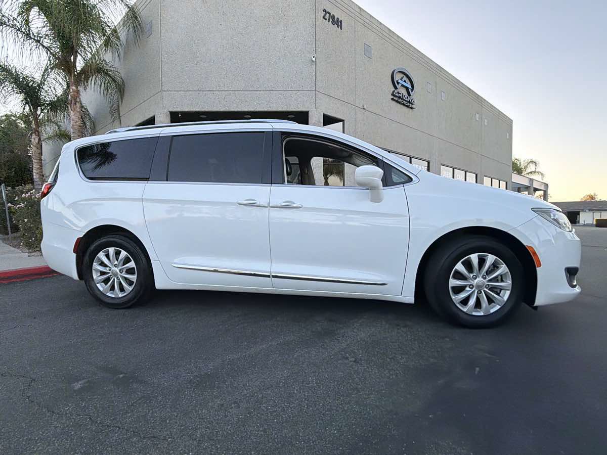 Used 2019 Chrysler Pacifica Touring-L FWD image 10