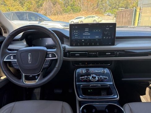 Used 2023 Lincoln Nautilus FWD w/ Premium Package image 10