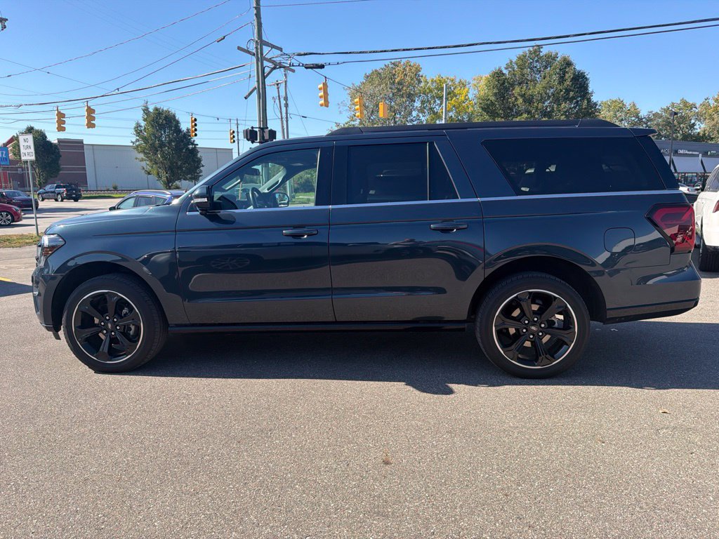 Used 2024 Ford Expedition Max Limited AWD/4WD image 2