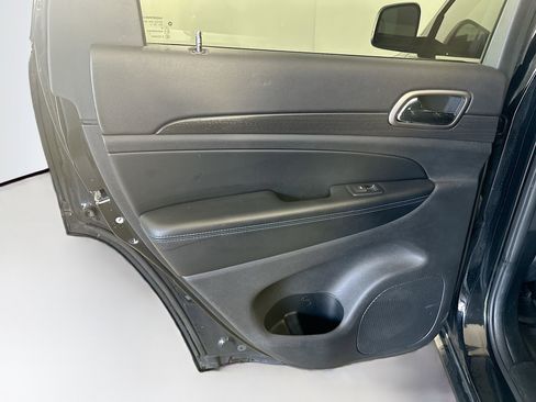 Used 2018 Jeep Grand Cherokee Laredo image 25