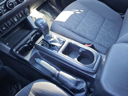 Used 2017 Toyota Tacoma TRD Sport AWD/4WD image 36