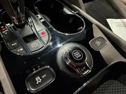 Used 2022 Bentley Bentayga AWD/4WD image 25