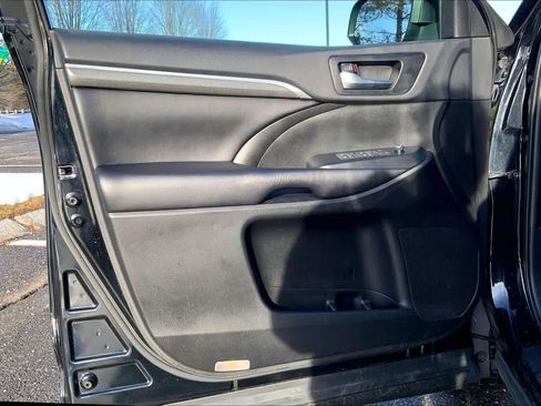 Used 2019 Toyota Highlander SE image 22