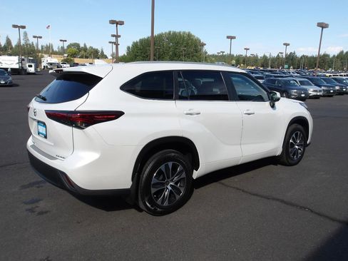 Used 2023 Toyota Highlander XLE AWD/4WD image 5