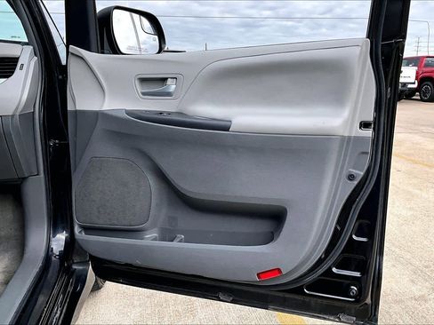 Used 2018 Toyota Sienna LE image 22