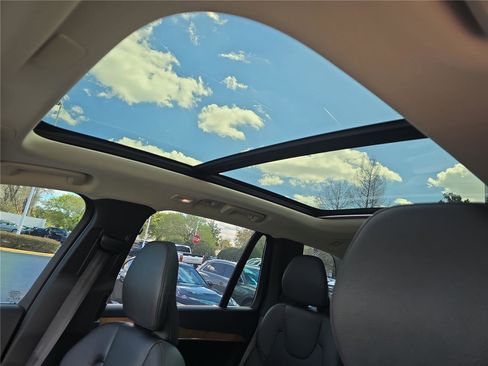 Used 2024 Volvo XC90 B5 Plus w/ Protection Package Premier image 19