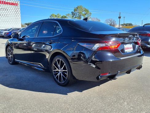 Used 2022 Toyota Camry SE image 3