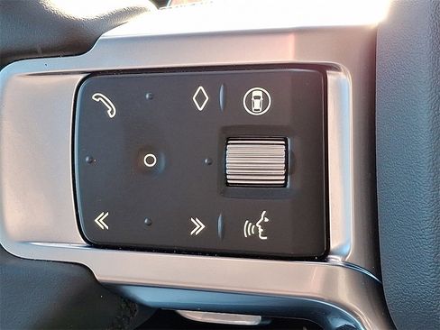 Used 2025 Land Rover Discovery S image 15