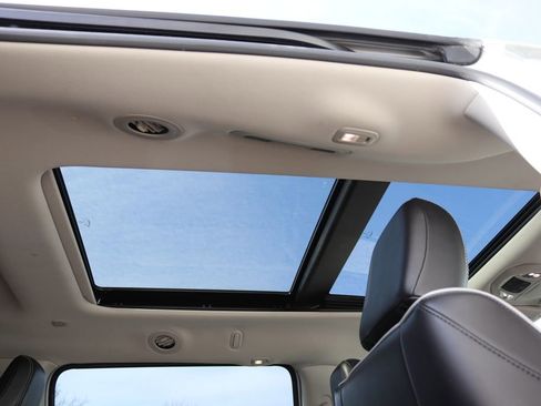 Used 2023 Chrysler Pacifica Limited image 34