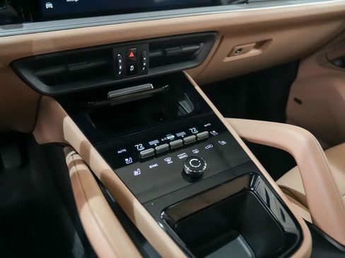 Certified 2024 Porsche Cayenne Coupe AWD/4WD image 32