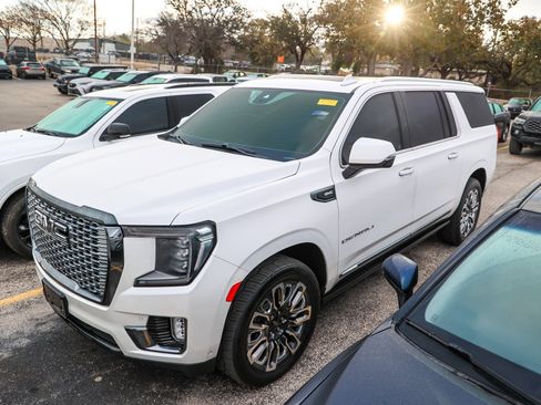 Used 2023 GMC Yukon XL Denali Ultimate image 3