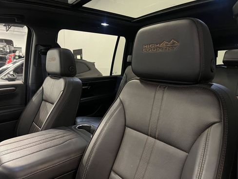 Used 2025 Chevrolet Suburban High Country AWD/4WD image 12