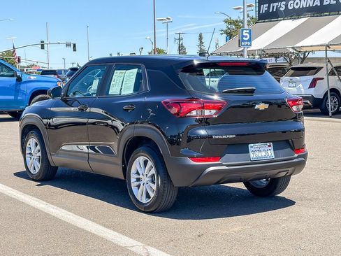 Used 2023 Chevrolet TrailBlazer LS FWD image 2