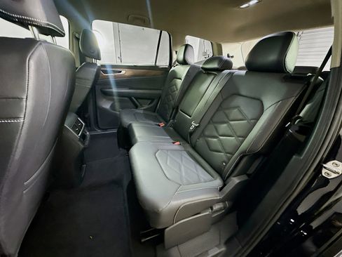 Used 2025 Volkswagen Atlas SE image 28